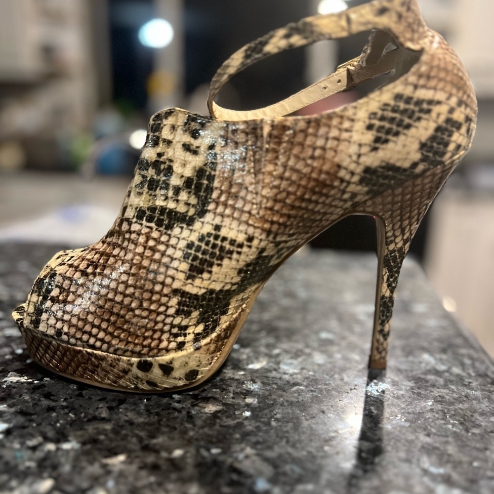 🤎🤎EUC- DOLLHOUSE VERDICT 107 METALLIC SNAKESKIN HEELS SZ 10🤎🤎